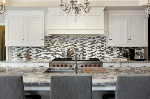 Dapur dengan aksen pilar marmer dan backsplash mozaik